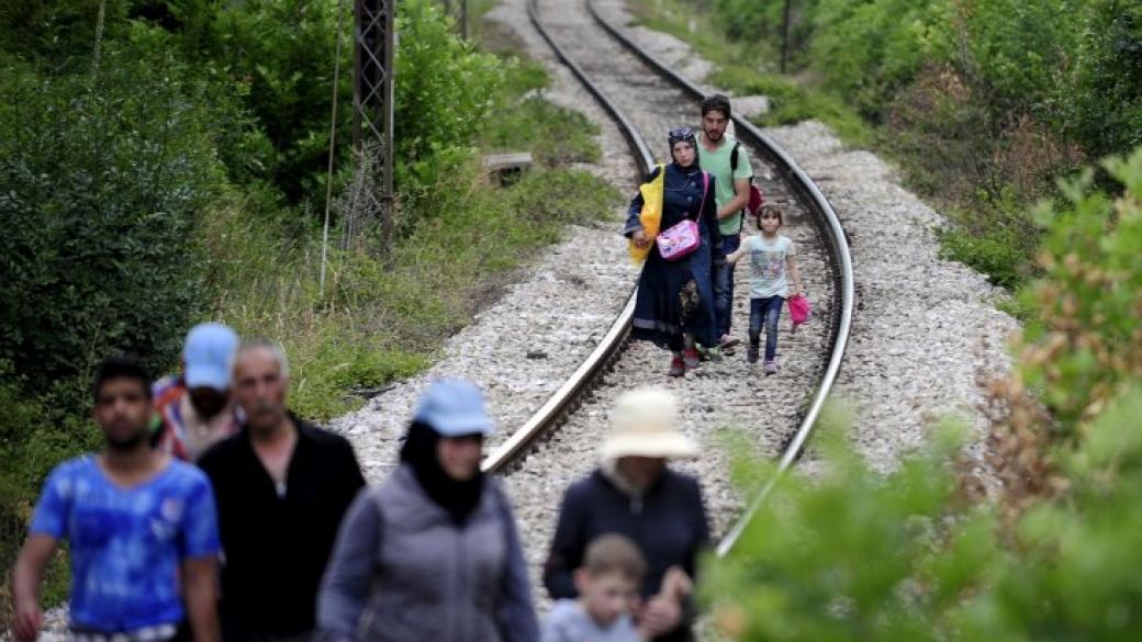 Бежанците в Сърбия ще получат електронни карти с 40 евро