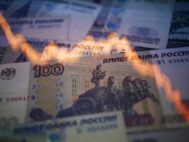 Рублата спада, икономиката потъва
