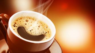 Светеща чаша показва температурата на напитката