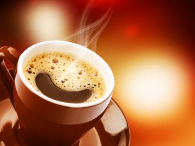 Светеща чаша показва температурата на напитката