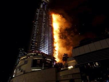 Пожар гори близо до най-високата сграда в света в Дубай