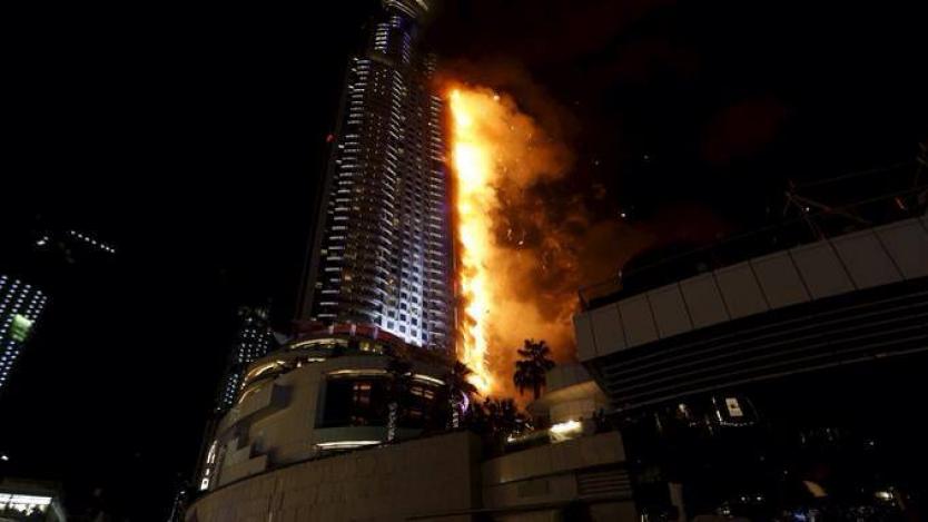 Пожар гори близо до най-високата сграда в света в Дубай