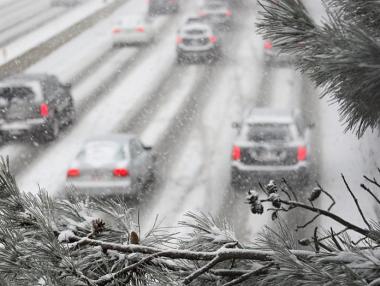 Поледици и засилен трафик в последния почивен ден
