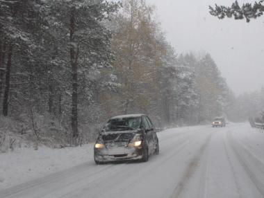 Обстановката по пътищата остава усложнена