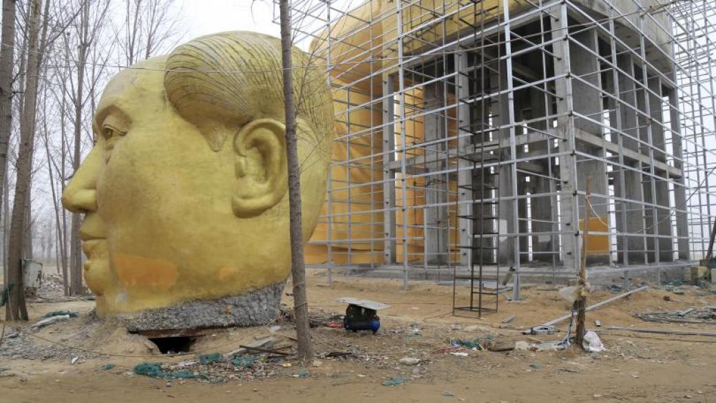 Разрушиха статуята на Мао Дзедун