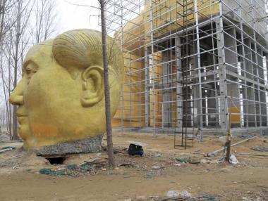 Разрушиха статуята на Мао Дзедун