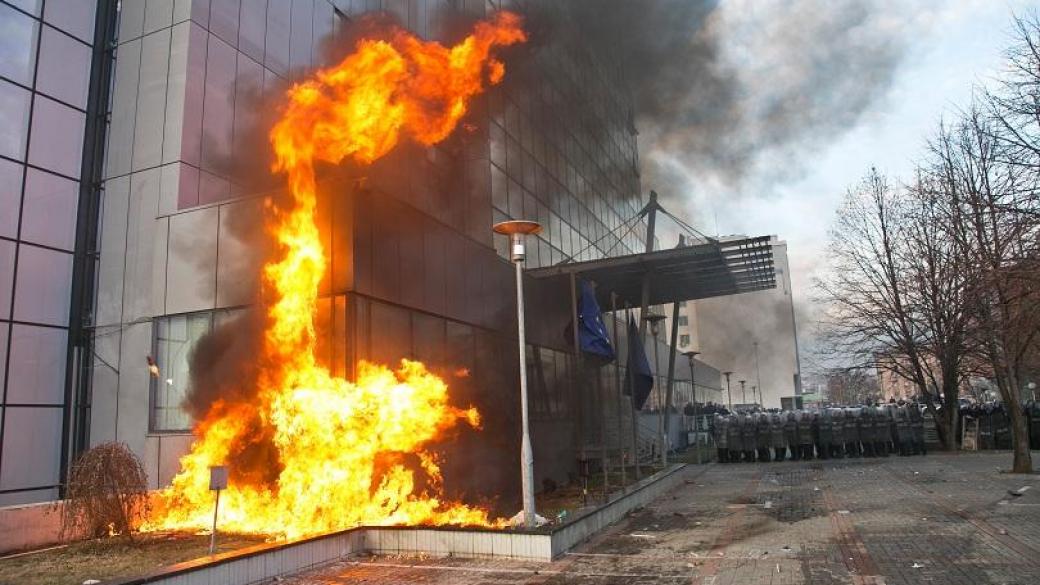 Запалиха сградата на правителството в Косово
