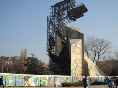 Окончателно: Събарят паметника пред НДК