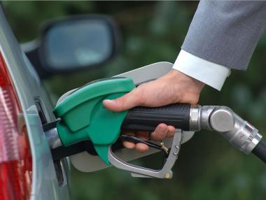 Защо петролът е евтин, а бензинът не?