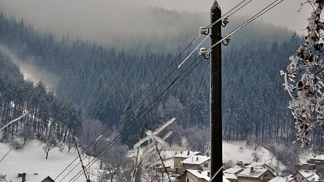 400 екипа на ЧЕЗ възстановяват електрозахранването в Западна България
