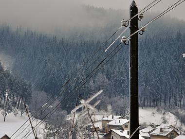 400 екипа на ЧЕЗ възстановяват електрозахранването в Западна България