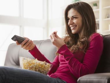 Какво да хапваме според жанра филм, който гледаме