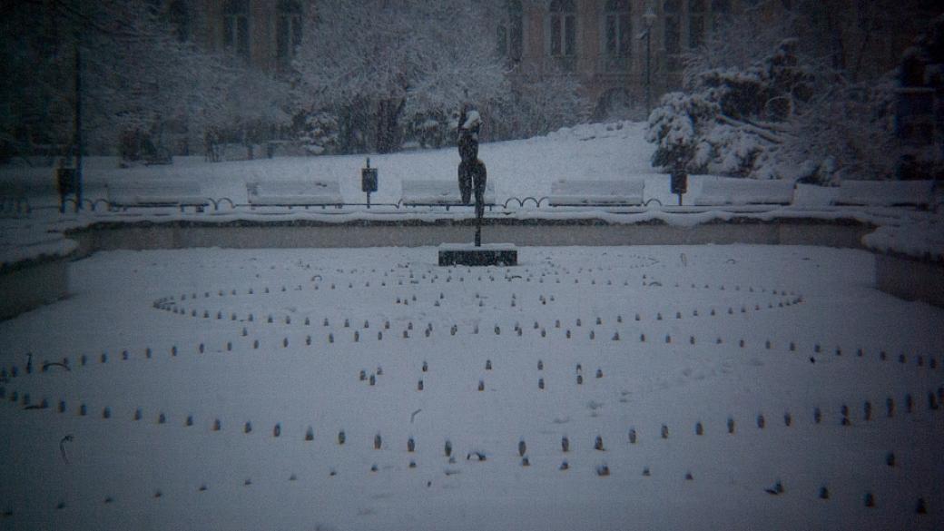 Студът продължава и днес