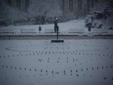 Студът продължава и днес
