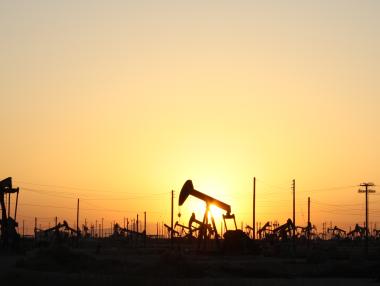 Цената на петрола стигна ново дъно – под $26 за барел