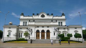 Депутатите вземат 4 заплати отгоре за бензин