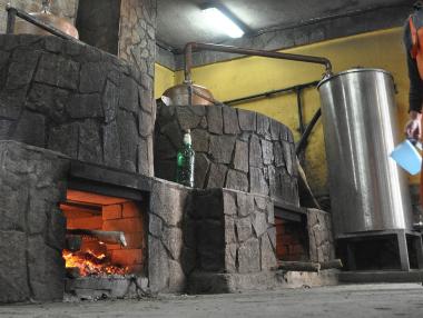 Нелегални казани преработват половината от гроздето у нас