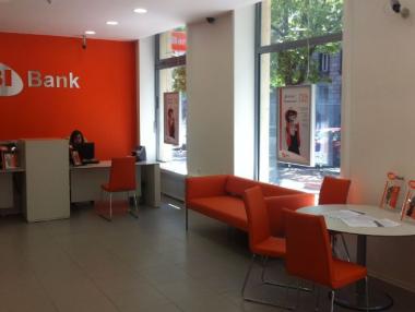 Банка погасява заемите на 10 клиенти