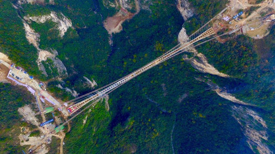 Най-дългият мост със стъклен под в света