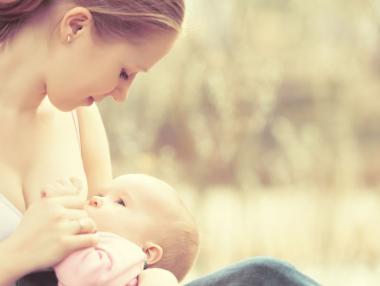 Как кърменето може да спаси икономиката