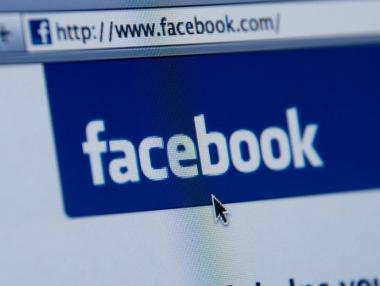 Facebook забранява онлайн търговията с оръжие