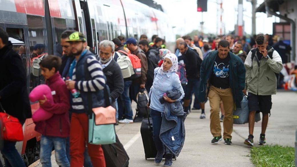 Австрия дава по €500 на бежанците, за да си ходят