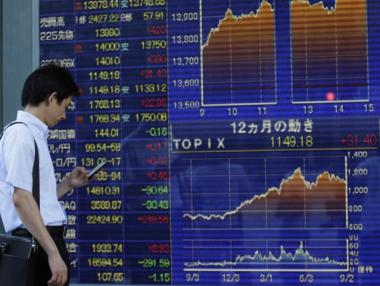 Акциите пак падат, петролът отново поевтинява