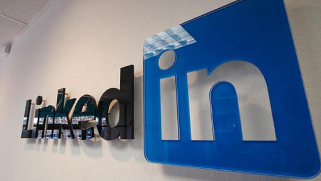 Акциите на LinkedIn се сринаха с над 30%
