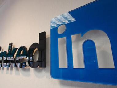 Акциите на LinkedIn се сринаха с над 30%