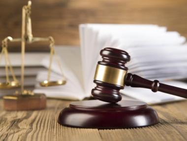 Адвокат съди малолетно сираче за почти 34 хил. лв.