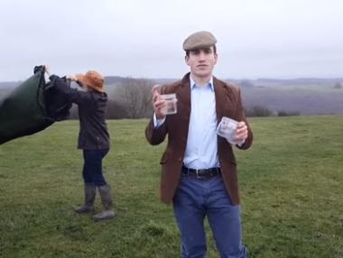 Фермер продава чист въздух в буркани на китайци