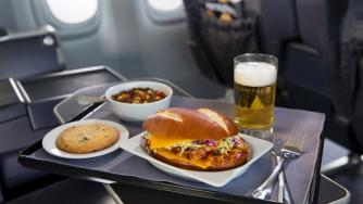 Каква е разликата между храната в икономична и бизнес класа?