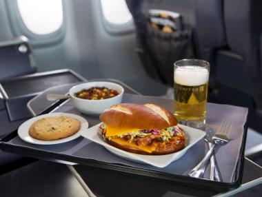 Каква е разликата между храната в икономична и бизнес класа?