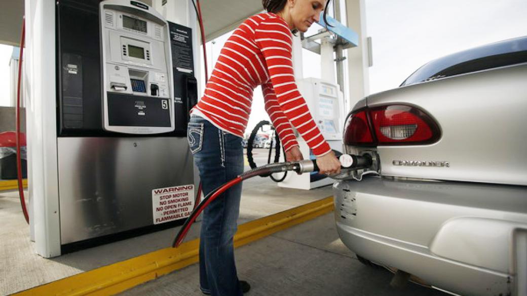 Бензинът в САЩ пада до 26,5 цента за литър