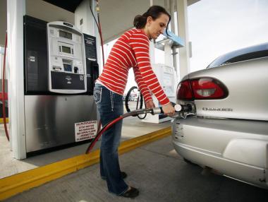 Бензинът в САЩ пада до 26,5 цента за литър