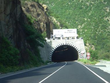 Къси скални тунели заменят 15-километровия тунел в Кресна
