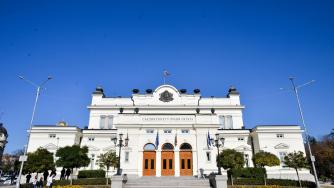 Правителството оцеля при вота на недоверие