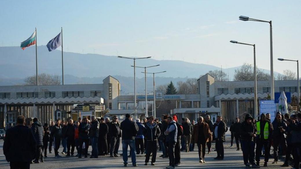 Блокадата не падна, драмата продължава