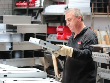 Кои сектори създават най-много нови работни места през 2015 г.