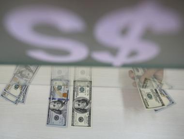 Доларът под натиск след слабите данни от САЩ