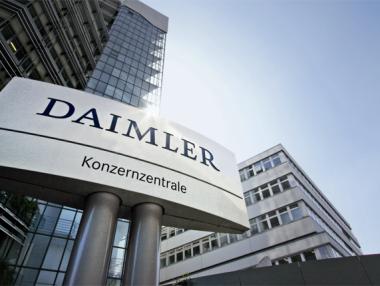 Daimler заменя роботите с хора