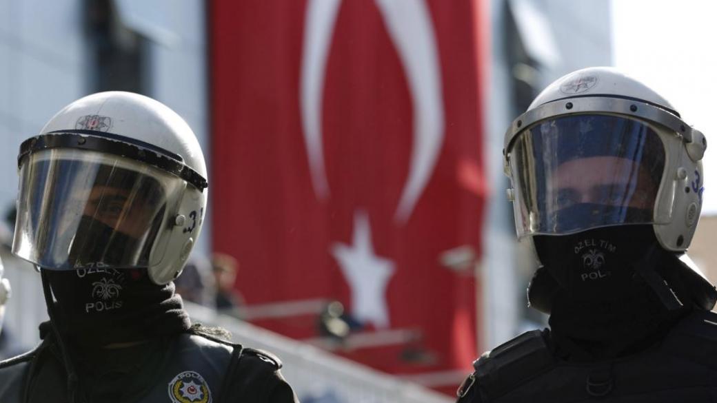 Съд в Турция затвори влиятелна медийна група