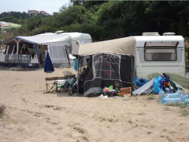 Депутатите забраниха къмпингуването на 100 м от плажа