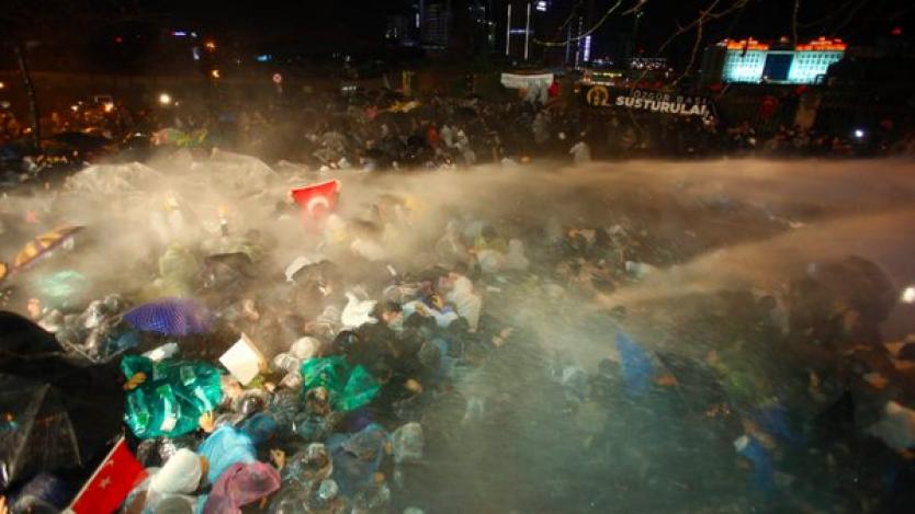 Бунтове в Турция заради опозиционния в. „Заман“