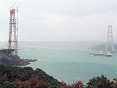 Трети мост свързва Европа и Азия през Босфора