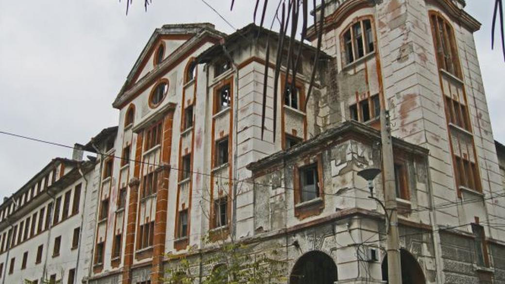 Бутат незаконно емблематична сграда в Пловдив (обновена)