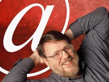 Почина изобретателят на електронната поща