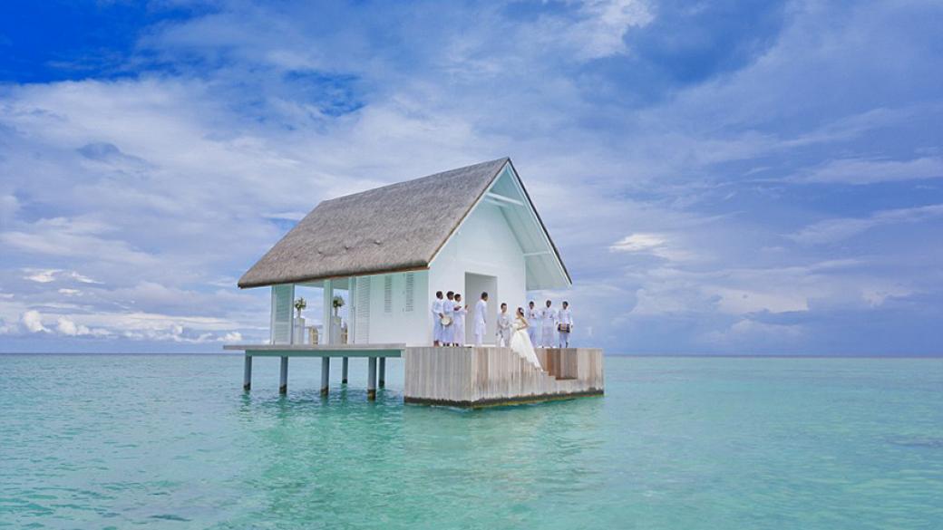 Сватбен павилион насред водата на Малдивите
