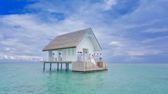 Сватбен павилион насред водата на Малдивите
