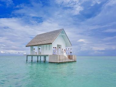 Сватбен павилион насред водата на Малдивите